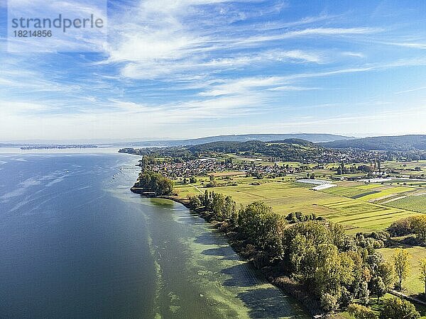 Luftbild der Halbinsel Höri mit der Bodenseegemeinde Iznang  links am Horizont die Insel Reichenau  Landkreis Konstanz  Baden-Württemberg  Deutschland  Europa