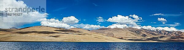 Panorama des Himalaya-Sees Tso Moriri (offizieller Name) (Tsomoriri Wetland Conservation Reserve) im Himalaya  Korzok  Changthang-Gebiet  Ladakh  Jammu und Kaschmir  Indien  Asien