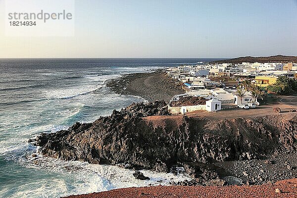 Schwarzer Strand in der Bucht von El Golfo  im Südwesten von Lanzarote  Kanarische Inseln  Spanien  Europa