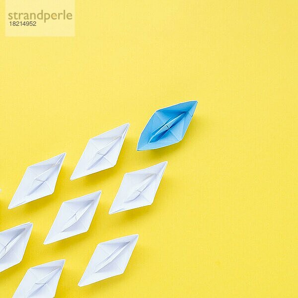 Komposition Individualität Konzept mit Papier Boote gelben Hintergrund