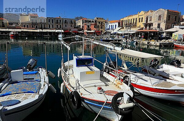 Hafenstadt Rethymno  Boote im Venezianischen Hafen und Restaurants an der Promenade  Kreta  Griechenland  Europa