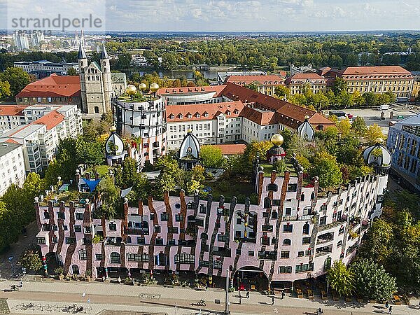 Drohnenaufnahme  Grüne Zitadelle  Hundertwasserhaus  Architekt Friedensreich Hundertwasser  Magdeburg  Sachsen-Anhalt  Deutschland  Europa