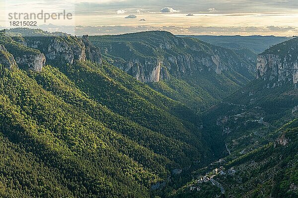 Blick auf die Gorges de la Jonte und das Dorf Le Truel im Cevennen-Nationalpark. Aveyron  Frankreich  Europa
