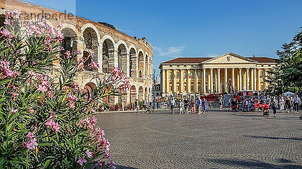 Arena di Verona und Palazzo Barbieri an der Piazza Bra  Verona  Venetien  Norditalien  Italien  Europa