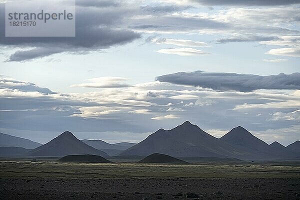 Vulkanlandschaft mit Bergen  karge Landschaft  Vatnajökull-Nationalpark  Isländisches Hochland  Island  Europa