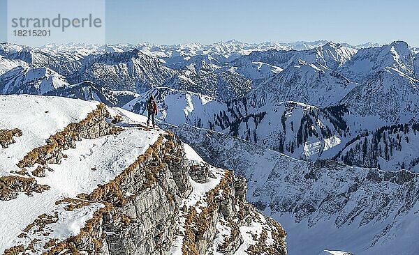 Bergsteiger im Winter im Schnee  Am Schafreuter  Karwendelgebirge  Alpen bei gutem Wetter  Bayern  Deutschland  Europa