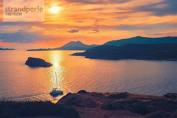 Ägäisches Meer mit griechischen Inseln Blick auf Sonnenuntergang mit Yacht im Meer. Kap Sounion  Griechenland  Europa