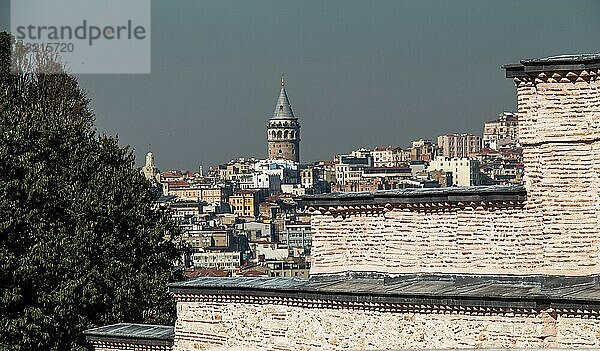 Blick auf den Galata-Turm aus der Antike in Istanbul