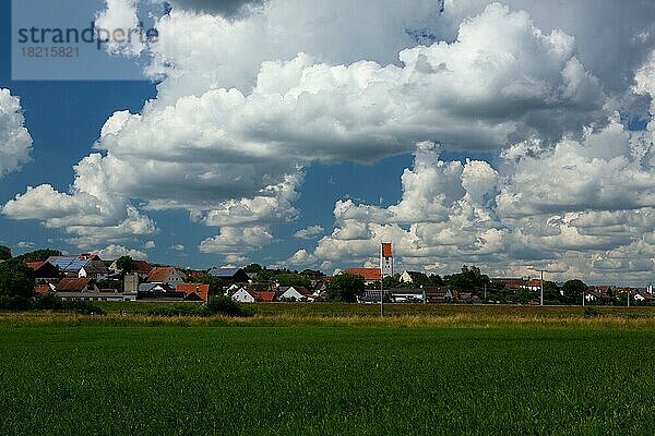 Ortsansicht Hienheim Kirche mit Häusern vor blauen Himmel mit weissen Wolken