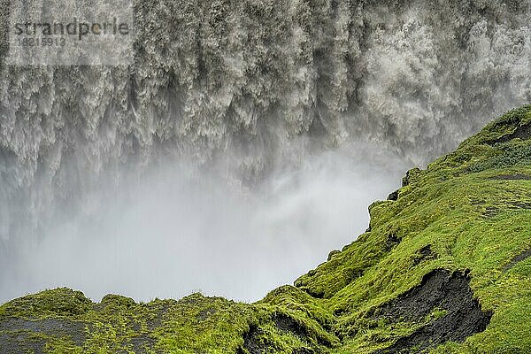 Canyon mit herabstürzenden Wassermassen  Dettifoss  Wasserfall im Sommer  Nordisland  Island  Europa