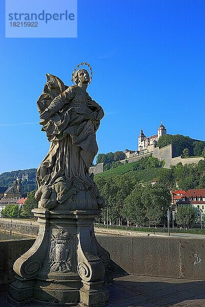 Festung Marienberg und die Statue  die Heilige Jungfrau Maria  dargestellt als Patrona Franconiae auf der Alten Mainbruecke  Würzburg  Unterfranken  Bayern  Deutschland  Europa