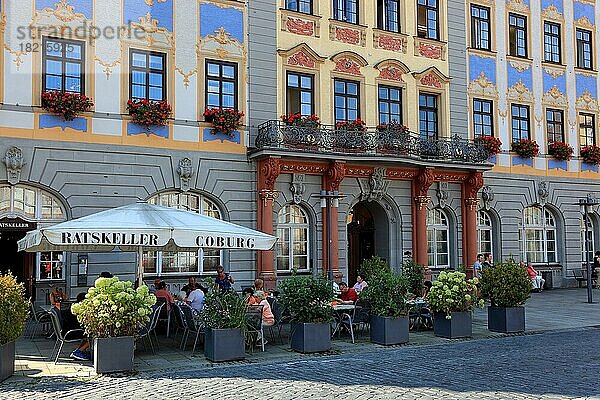 Gastwirtschaft  Ratskeller und historische Häuser am Marktplatz  Coburg  Oberfranken  Bayern  Deutschland  Europa