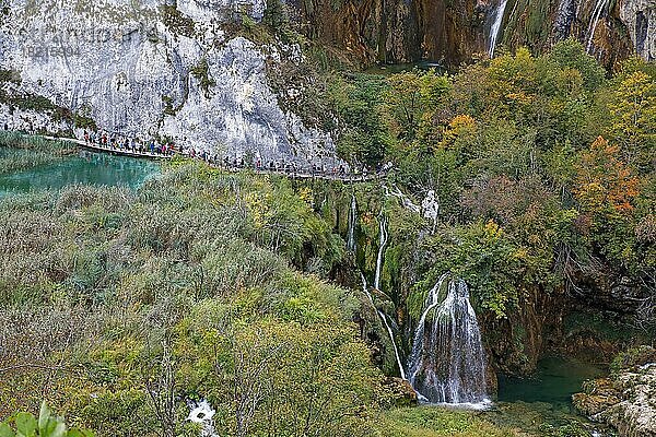 Wanderer auf Holzsteg im Nationalpark Plitvicer Seen  UNESCO Weltnaturerbe  Kroatien  Europa