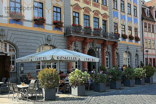 Gastwirtschaft  Ratskeller und historische Häuser am Marktplatz  Coburg  Oberfranken  Bayern  Deutschland  Europa