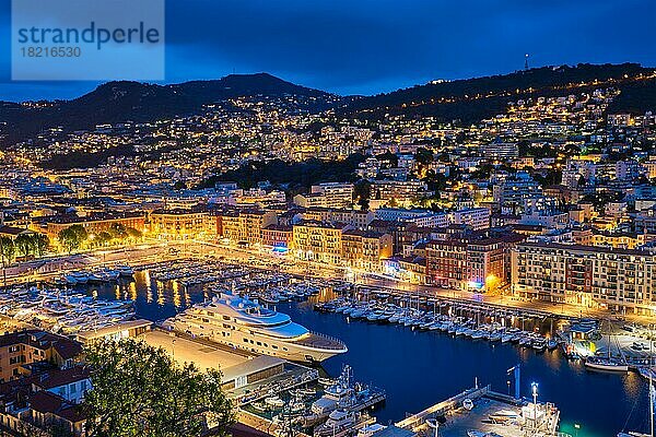 Blick auf den Alten Hafen von Nizza mit Luxusyachten vom Schlossberg aus  Frankreich  Villefranche-sur-Mer  Nizza  Cote d'Azur  Französische Riviera in der abendlichen blaün Dämmerung beleuchtet  Europa