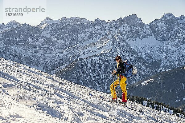 Skitourengeherin im Winter im Schnee  Am Schafreuter  Karwendelgebirge  Alpen bei gutem Wetter  Bayern  Deutschland  Europa