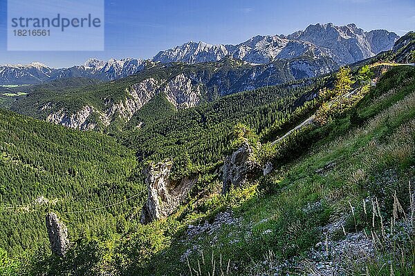 Landschaft am Kreuzeck mit Dreitorsitze 2633m  Garmisch-Partenkirchen  Wettersteingebirge  Werdenfelser Land  Oberbayern  Bayern  Deutschland  Europa