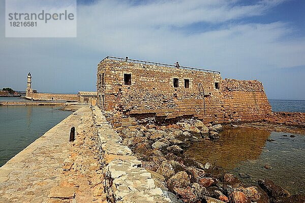 Hafenstadt Chania  Teil der Kaimauer zum venezianischen Leuchtturm  Kreta  Griechenland  Europa