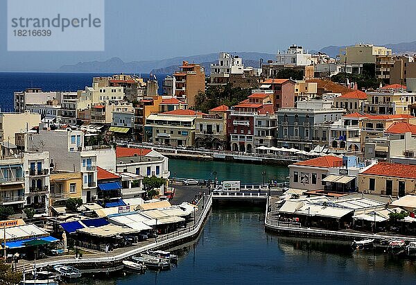 Agios Nikolaos  Blick auf das Stadtzentrum am Voulismeni-See  Kreta  Griechenland  Europa