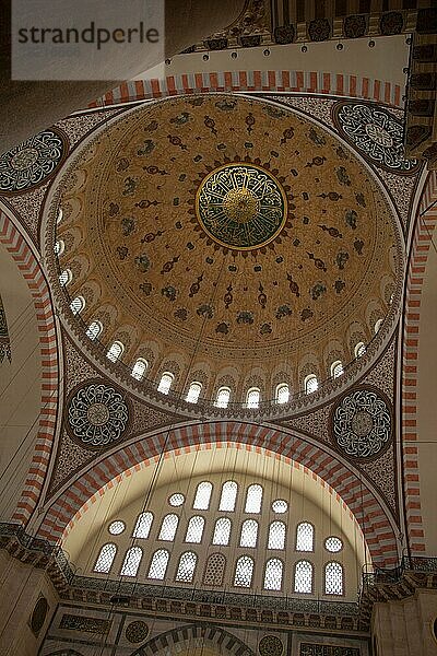 Innenansicht einer Kuppel in osmanischer Architektur in Istanbul  Türkei  Asien