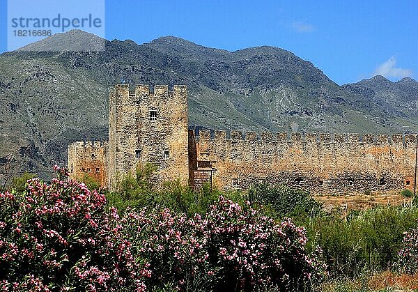 Blick auf die Festung Frangokastello an der Südküste der Mittelmeerinsel und die Kryoneritis-Berge im Hintergrund  Kreta  Griechenland  Europa