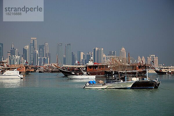 Fischerboote vor der Skyline von Doha  Qatar  Katar  Asien