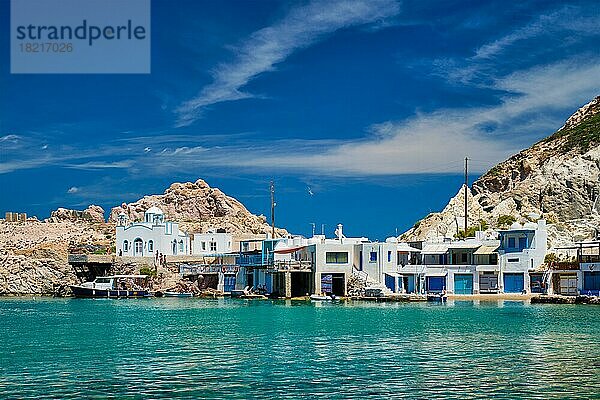 Griechisches Dorf mit malerischer Aussicht in Griechenland  das Strand- und Fischerdorf Firapotamos auf der Insel Milos  Griechenland  Europa