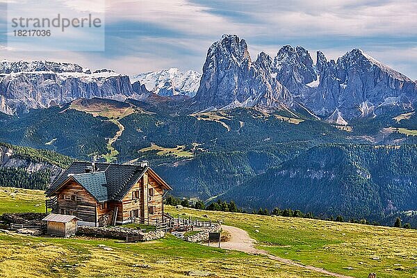 Raschötzhütte auf der Raschötzalm vor Sellagruppe 3152m  Marmolata 3343m und Langkofelgruppe 3181m  St. Ulrich  Grödnertal  Gröden  Dolomiten  Provinz Bozen  Südtirol  Trentino-Südtirol  Norditalien  Italien  Europa