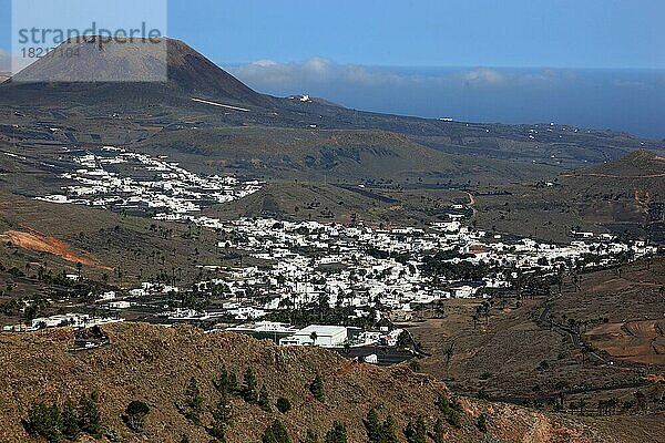 Blick vom Mirador de Haria auf den Ort Haria  im Norden von Lanzarote  Kanarische Inseln  Spanien  Europa