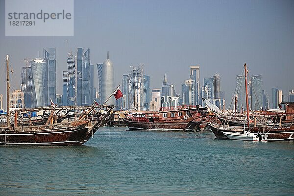 Fischerboote vor der Skyline von Doha  Qatar  Katar  Asien