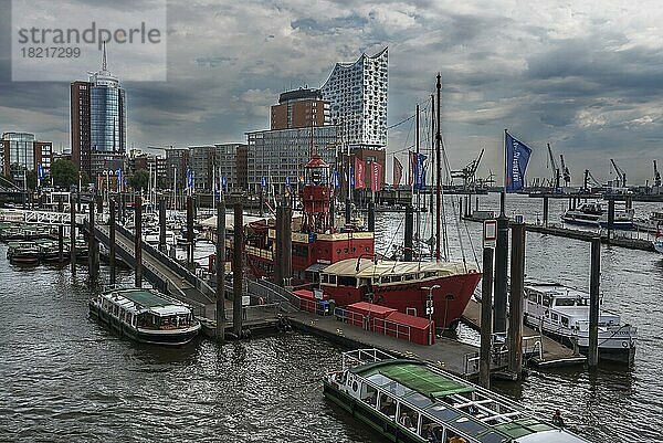 Blick auf die Elbphilharmonie  vorne ein ehemaliges Feuerschiff  heute Café  Restaurant  Hamburg  Deutschland  Europa