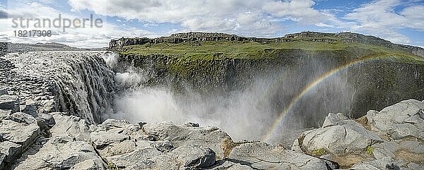 Canyon mit herabstürzenden Wassermassen und Regenbogen  Dettifoss Wasserfall im Sommer  Nordisland  Island  Europa