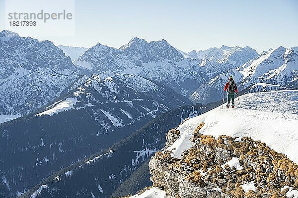 Bergsteiger im Winter im Schnee  Am Schafreuter  Karwendelgebirge  Alpen bei gutem Wetter  Bayern  Deutschland  Europa