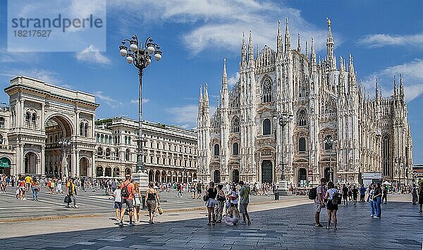 Domplatz mit Dom und Triumphbogen der Galleria Vittorio Emanuele II  Mailand  Lombardei  Norditalien  Italien  Europa