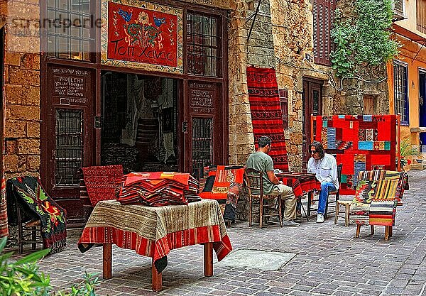 In der Altstadt von Chania  Geschäft mit Webwaren  Teppichen  Kreta  Griechenland  Europa