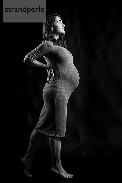 Schwangere Frau  Frau mit Babybauch  Schwarz-Weiß-Foto