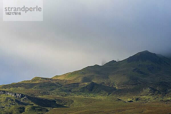 Old Man of Storr im Nebel  Trotternish  Isle of Skye  Innere Hebriden  Schottland  Großbritannien  Europa