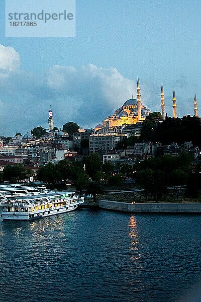 Außenansicht einer Moschee im osmanischen Stil in Istanbul