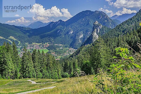 Kolbensattelblick auf den Ort mit Laber 1686m und Kofel 1342m  Oberammergau  Ammertal  Ammergauer Alpen  Oberbayern  Bayern  Deutschland  Europa