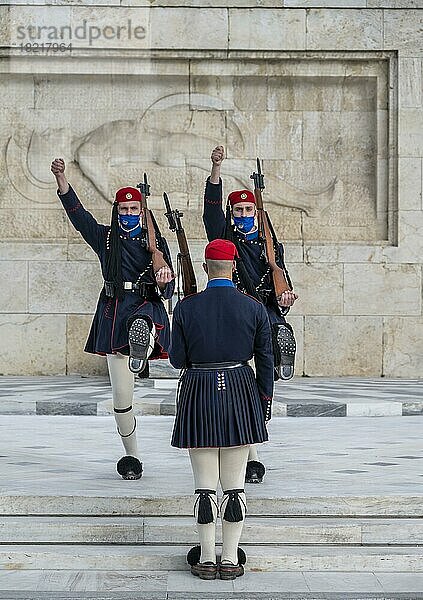 Ablösung der Präsidentenwache Evzones vor dem Denkmal des Unbekannten Soldaten in der Nähe des griechischen Parlaments  Syntagma-Platz  Athen  Griechenland  Europa