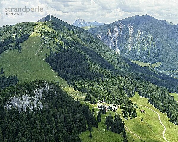 Obere Firstalm mit Brecherspitze und Wendelstein  Spitzingsee  Mangfallgebirge  Oberbayern  Deutschland  Europa