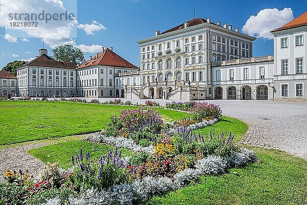 Blumenrabatten auf der Stadtseite von Schloss Nymphenburg  München  Oberbayern  Bayern  Deutschland  Europa