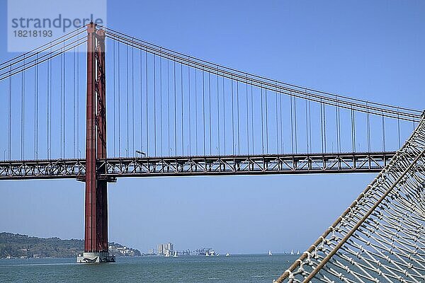 25. April Hängebrücke über den Fluss Tejo  Lissabon  Portugal  Europa