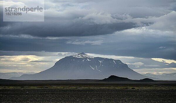 Herðubreið Tafelberg  Vulkanlandschaft  karge Landschaft  Vatnajökull-Nationalpark  Isländisches Hochland  Island  Europa