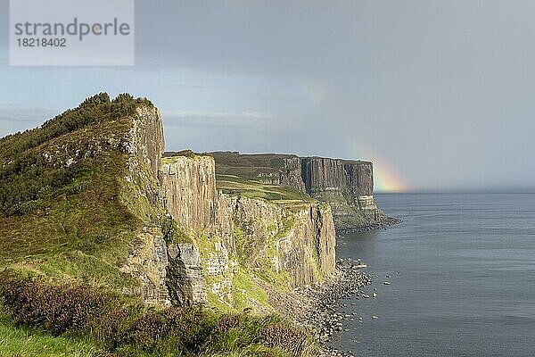 Küste mit Regenbogen  Isle of Skye  Innere Hebriden  Schottland  Großbritannien  Europa