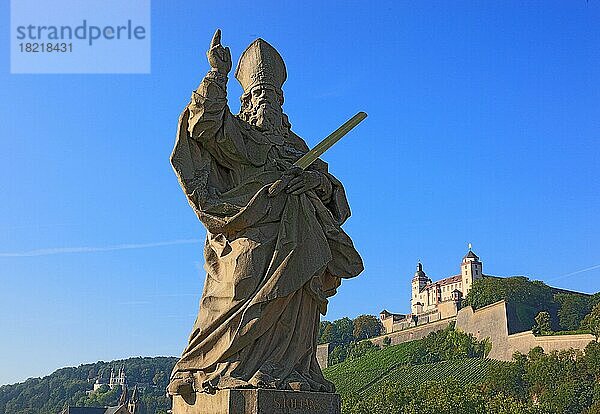 Die Festung Marienberg und der Heilige Kilian  einer der Frankenapostel auf der Alten Mainbruecke  Würzburg  Unterfranken  Bayern  Deutschland  Europa