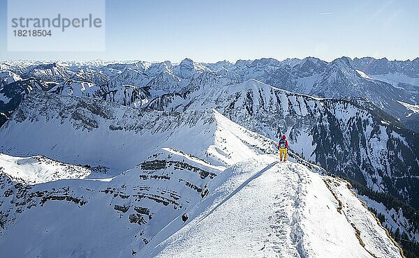 Bergsteiger im Winter im Schnee  Am Schafreuter  Karwendelgebirge  Alpen bei gutem Wetter  Bayern  Deutschland  Europa