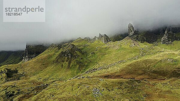 Luftaufnahme  Old Man of Storr im Nebel  Trotternish  Isle of Skye  Schottland  Großbritannien  Europa