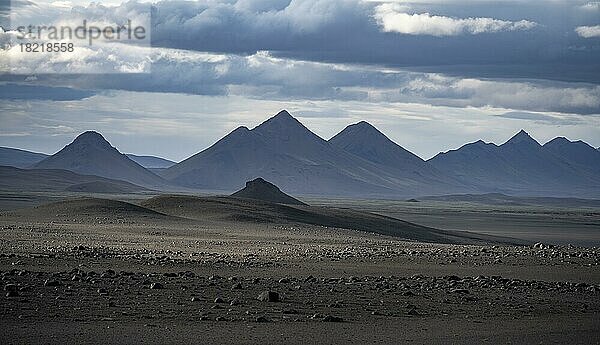 Vulkanlandschaft mit Bergen  karge Landschaft  Vatnajökull-Nationalpark  Isländisches Hochland  Island  Europa