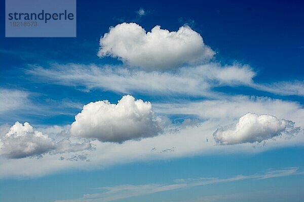 Blauer bewölkter Himmel mit weißen und grauen Wolken